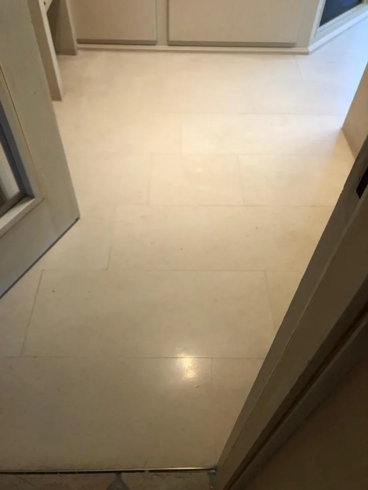 Polierter Steinboden mit Spiegelung